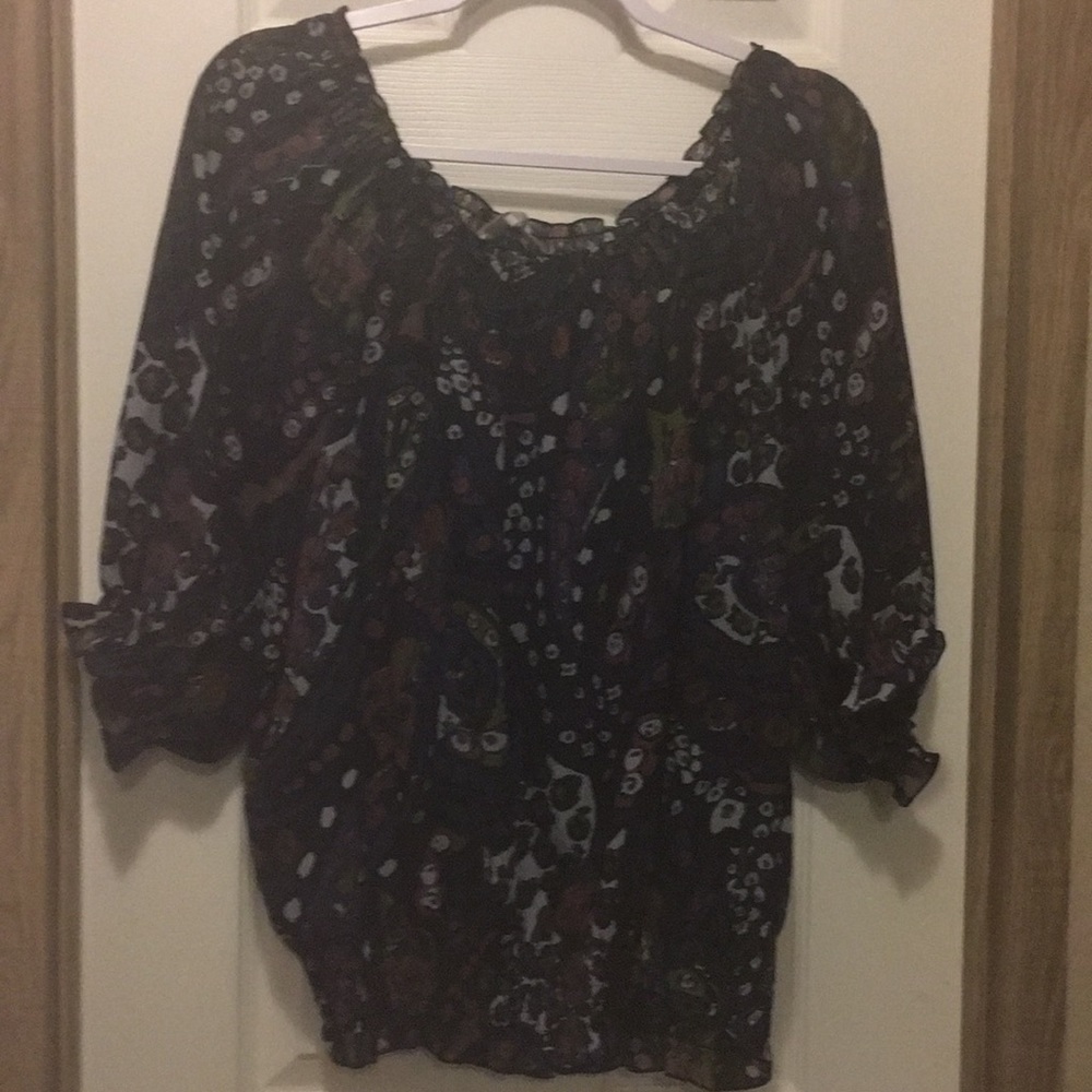 Blouse with elastic waist.